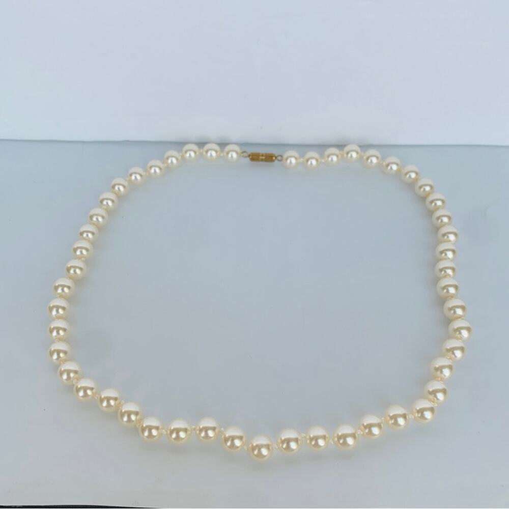Vintage Faux Pearl Necklace - Picture 6 of 7
